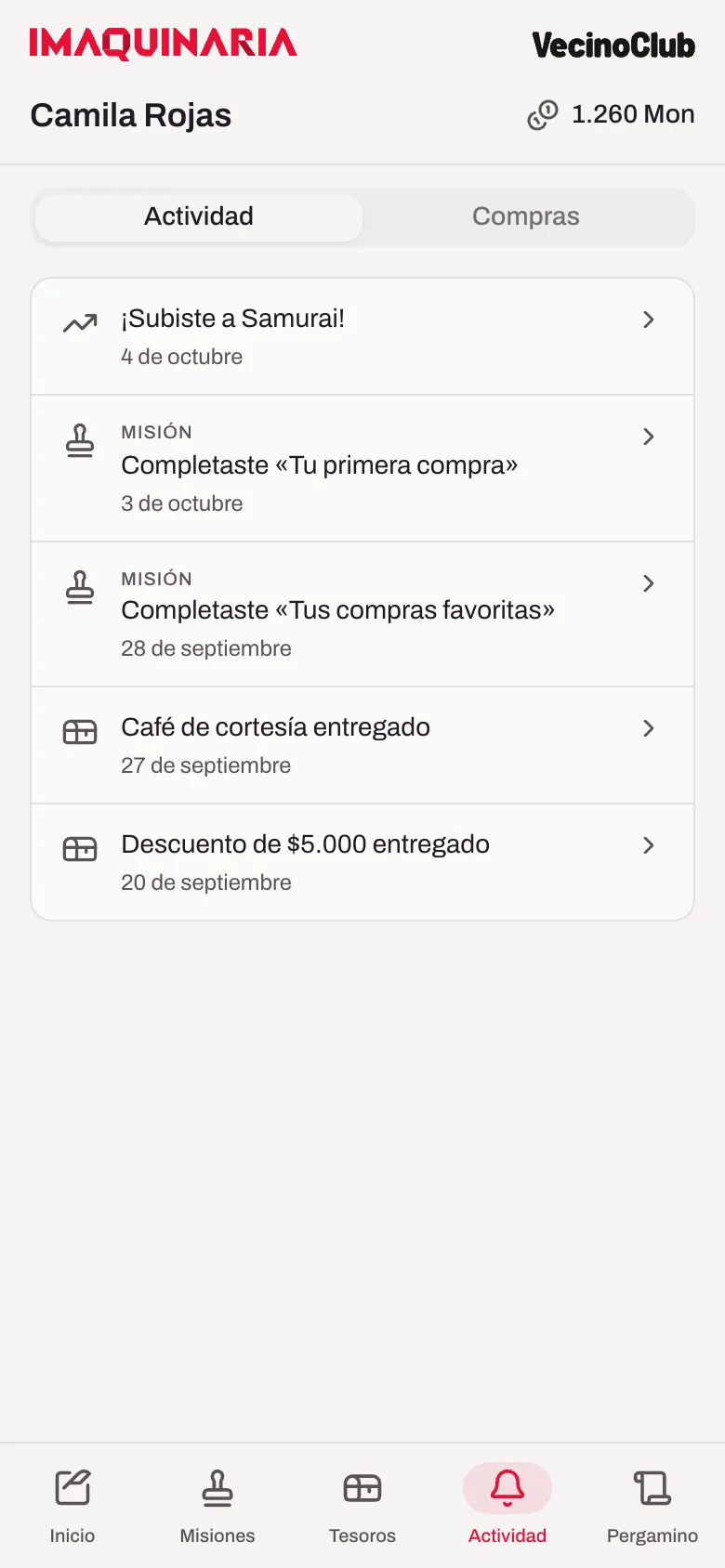 Historial de compras ficticias en tema claro, con puntos ganados y navegación inferior.